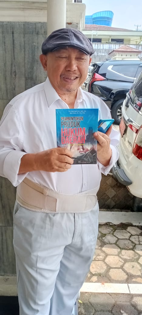 Biro Hukum Setda Provinsi Lampung Serahkan Buku Karya Akademisi Hukum kepada Bapak Ir. Anshori Djausal MT